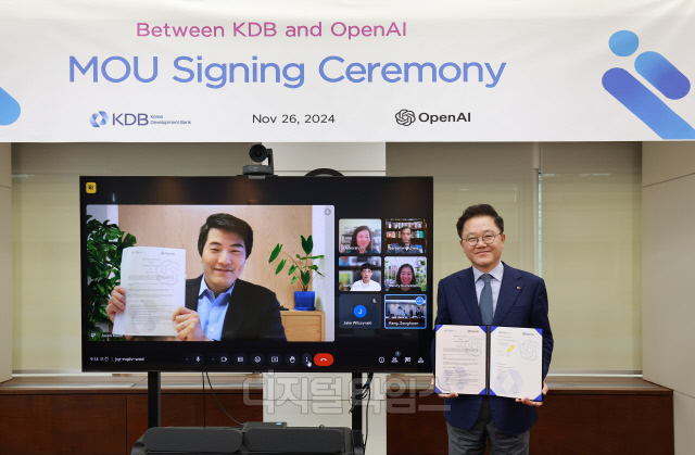 제이슨 권(사진 왼쪽) 오픈AI CSO와 강석훈 한국산업은행 회장이 26일 화상으로 진행된 업무협약식에서 기념촬영하고 있다. 오픈AI 제공
